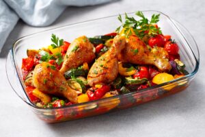 Pulpe de pui cu legume mediteraneene la cuptor