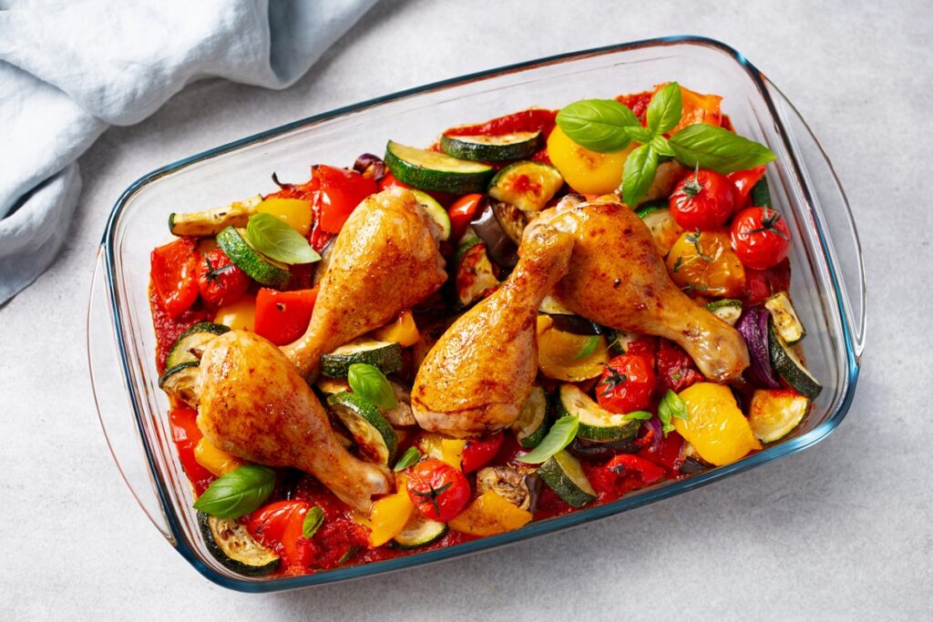 Pulpe inferioare de pui cu legume mediteraneene la cuptor