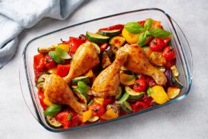 Pulpe inferioare de pui cu legume mediteraneene la cuptor