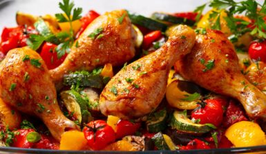 Pulpe de pui cu legume mediteraneene la cuptor