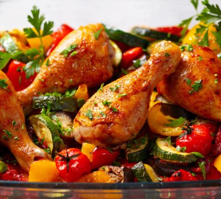 Pulpe de pui cu legume mediteraneene la cuptor