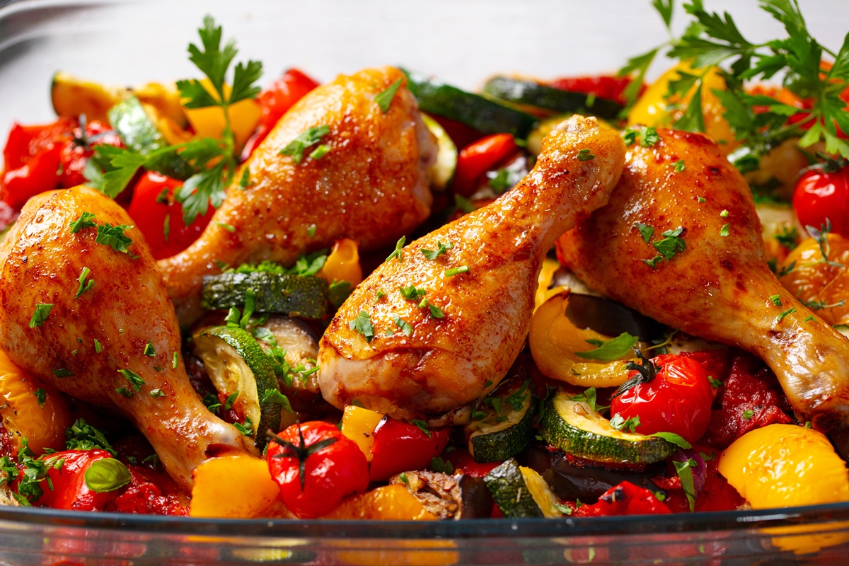 Pulpe de pui cu legume mediteraneene la cuptor
