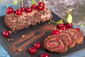 Ruladă de cacao cu vișine și cremă de ciocolată porționată
