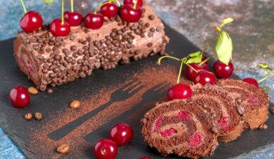 Ruladă de cacao cu vișine și cremă de ciocolată porționată