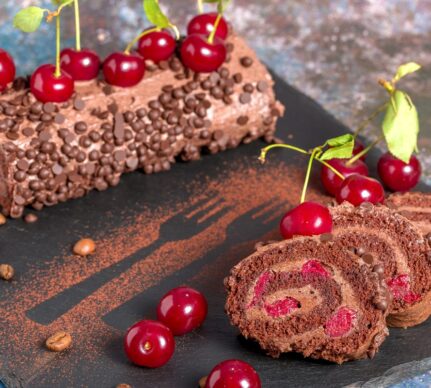 Ruladă de cacao cu vișine și cremă de ciocolată
