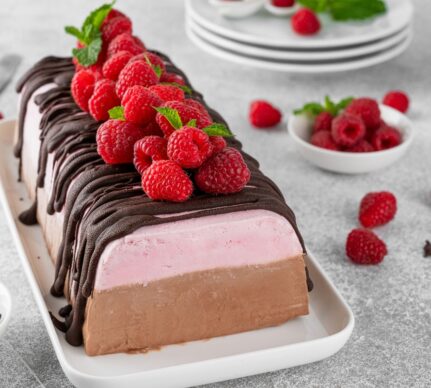 Semifreddo cu zmeură și ciocolată, perfect pentru zilele călduroase
