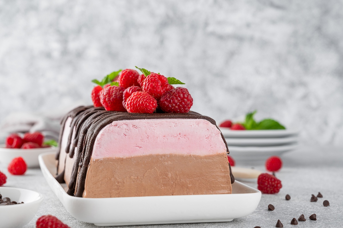 Semifreddo cu zmeură și ciocolată