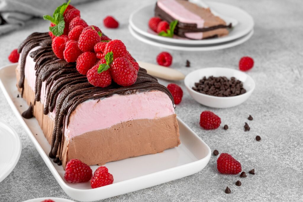 Semifreddo cu zmeură și ciocolată pe un platou alb