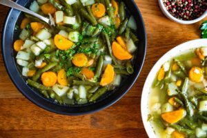 Supă din legume de vară în două boluri