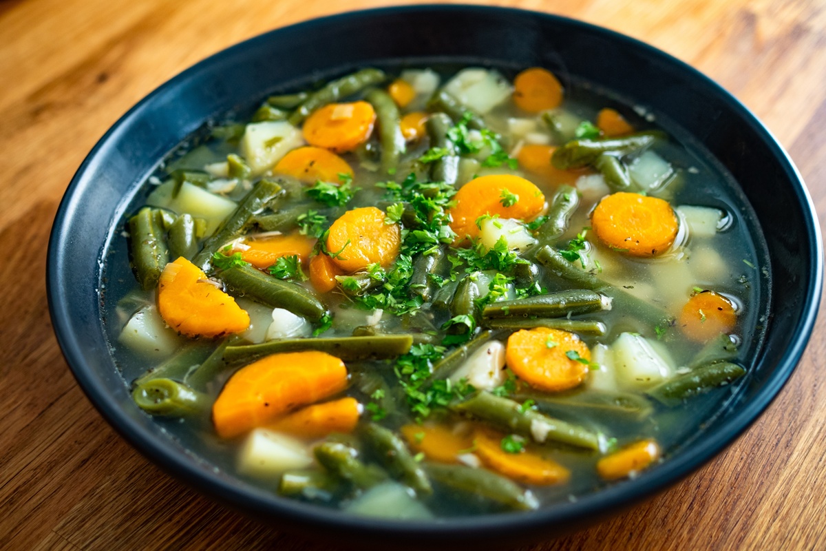 Supă de fasole verde cu legume de vară în bol