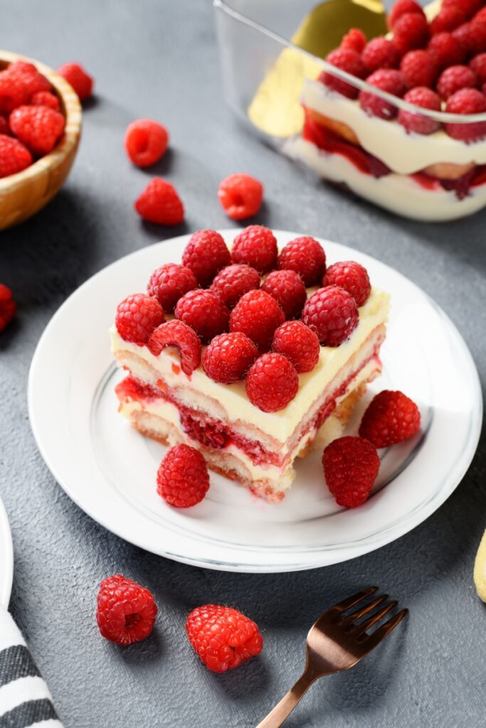 Porție de Tiramisu cu vanilie și zmeură