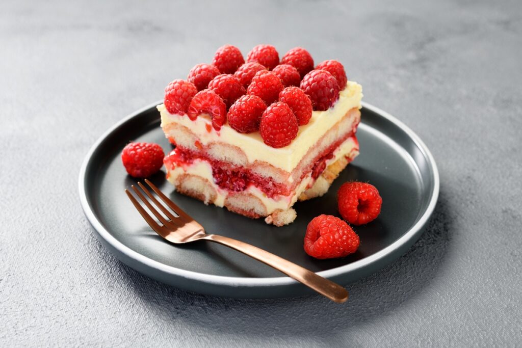 Porție de Tiramisu cu zmeură și vanilie
