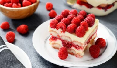 Porție de Tiramisu cu zmeură și vanilie