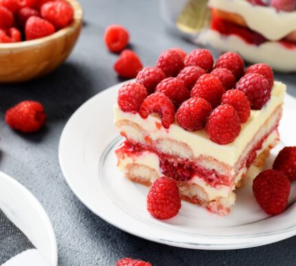 Porție de Tiramisu cu zmeură și vanilie