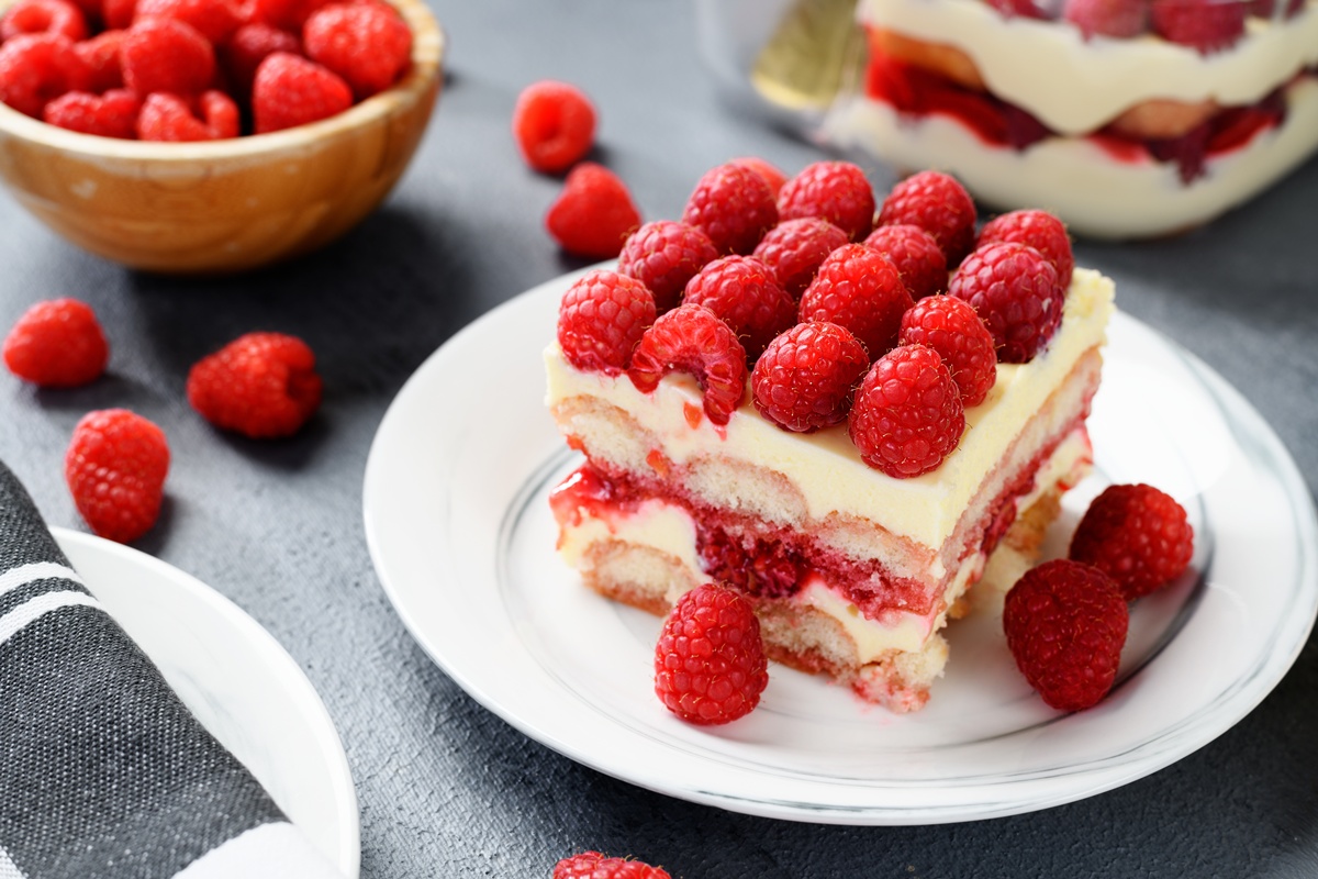 Porție de Tiramisu cu zmeură și vanilie