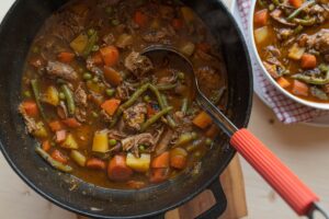 Tocană de fasole verde și mazăre cu carne de vită în cratiță