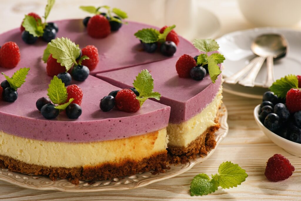 Cheesecake cu cremă de afine și zmeură