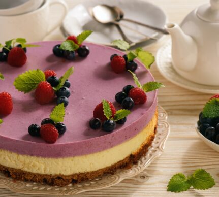 Cheesecake cu mousse de afine și zmeură