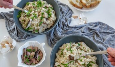 Risotto cremos cu ciuperci și parmezan în două boluri