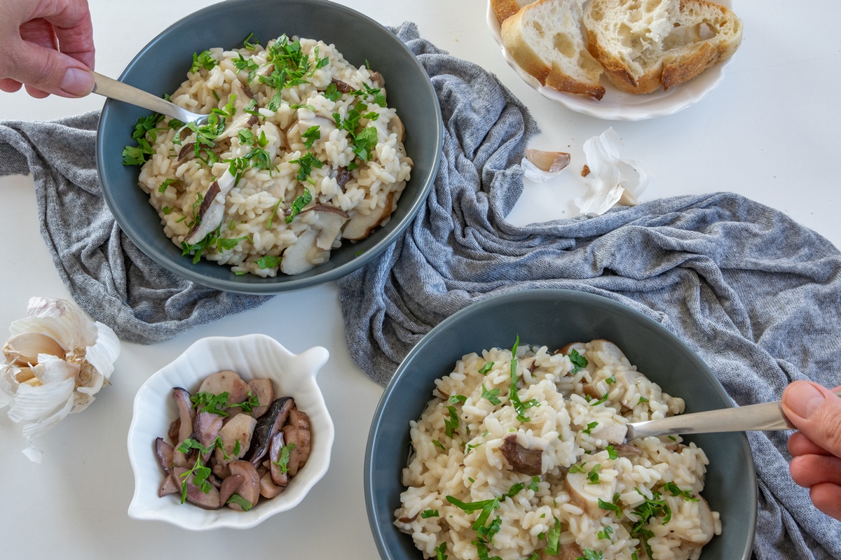 Risotto cremos cu ciuperci și parmezan în două boluri