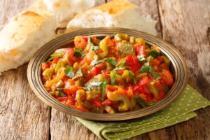 Salată marocană de ardei și roșii „Taktouka”, cu dressing de usturoi