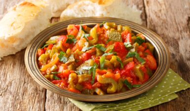 Salată marocană de ardei și roșii „Taktouka”, cu dressing de usturoi