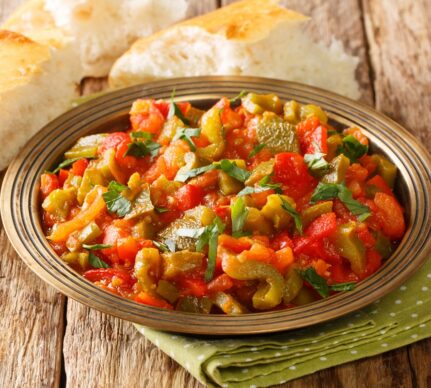 Salată marocană de ardei și roșii „Taktouka”, cu dressing de usturoi