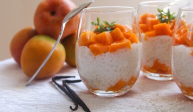 Budincă de tapioca cu caise și vanilie în pahare