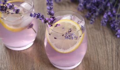 Limonadă cu lavandă în două pahare