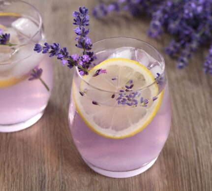 Limonadă cu lavandă în două pahare