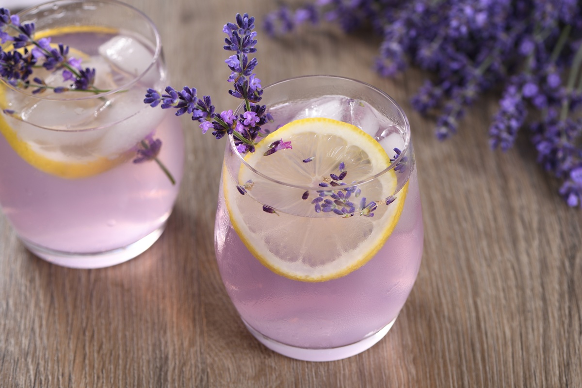 Limonadă cu lavandă în două pahare