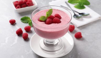 Mousse de zmeură cu lapte condensat în pahar