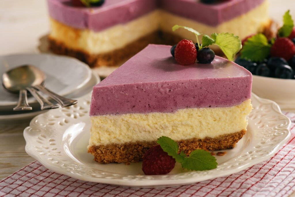 Cheesecake cu mousse de afine și zmeură porționat