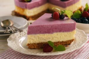 Cheesecake cu mousse de afine și zmeură porționat
