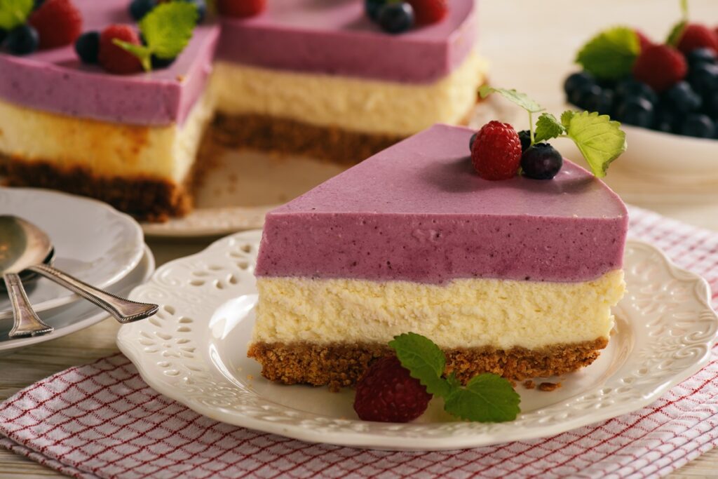 Cheesecake cu mousse de afine și zmeură porționat