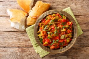 Salată marocană de ardei și roșii „Taktouka”, cu dressing de usturoi