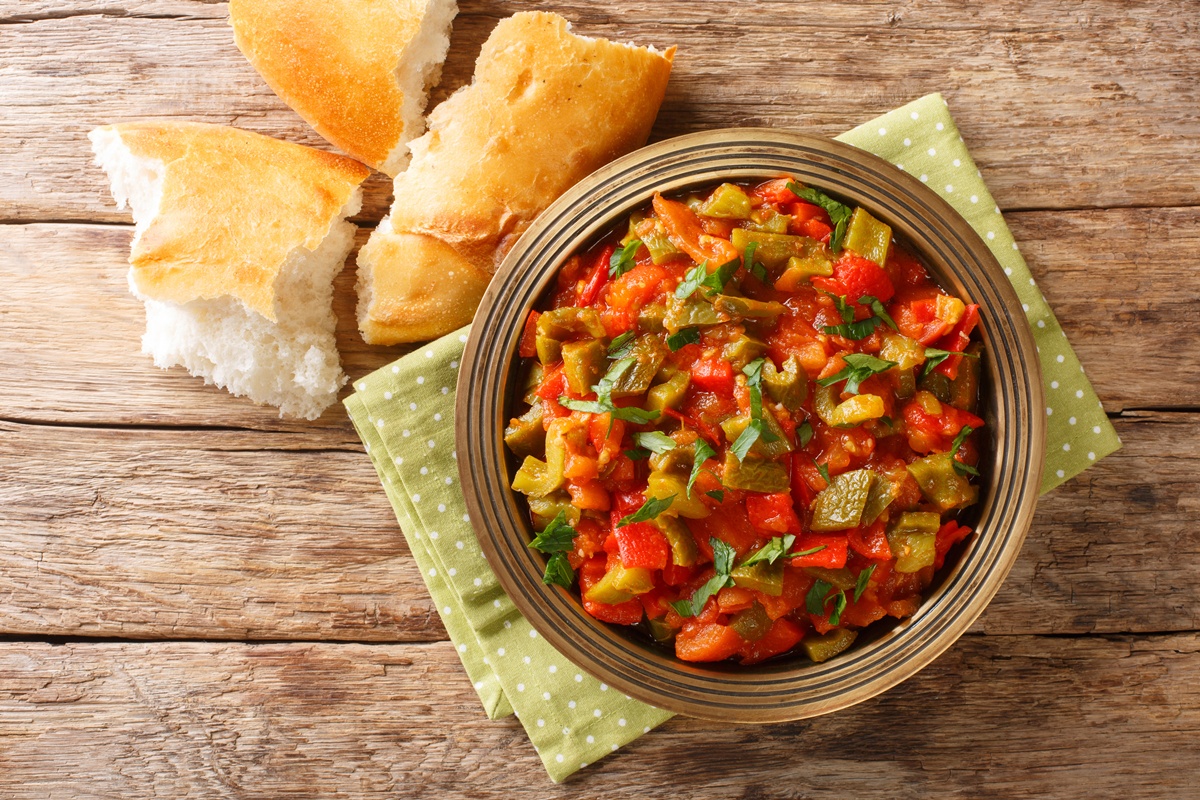Salată marocană de ardei și roșii „Taktouka”, cu dressing de usturoi