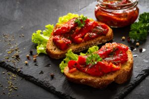 Salată de ardei copți cu hrean și miere pe felii de pâine și în borcan