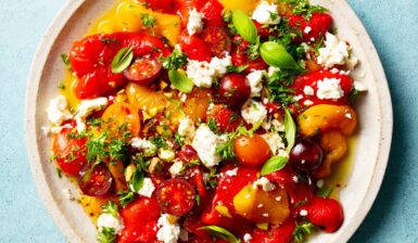 Salată de ardei copți cu roșii, brânză feta și fistic