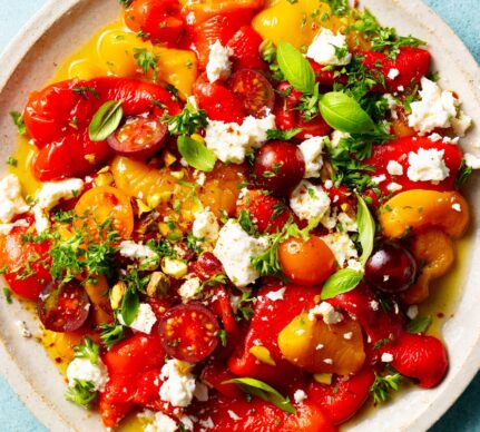 Salată de ardei copți cu roșii, brânză feta și fistic
