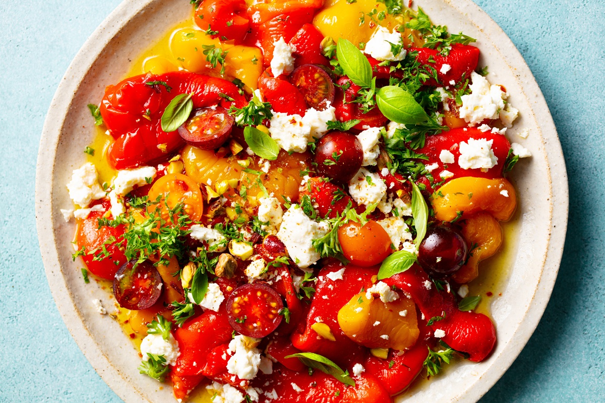 Salată de ardei copți cu roșii, brânză feta și fistic