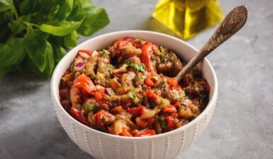 Salată de vinete cu ardei copți și ceapă roșie