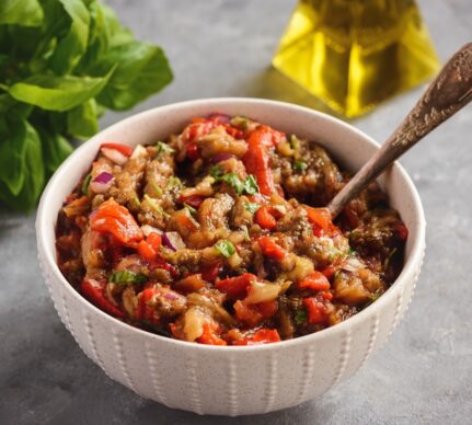 Salată de vinete cu ardei copți și ceapă roșie