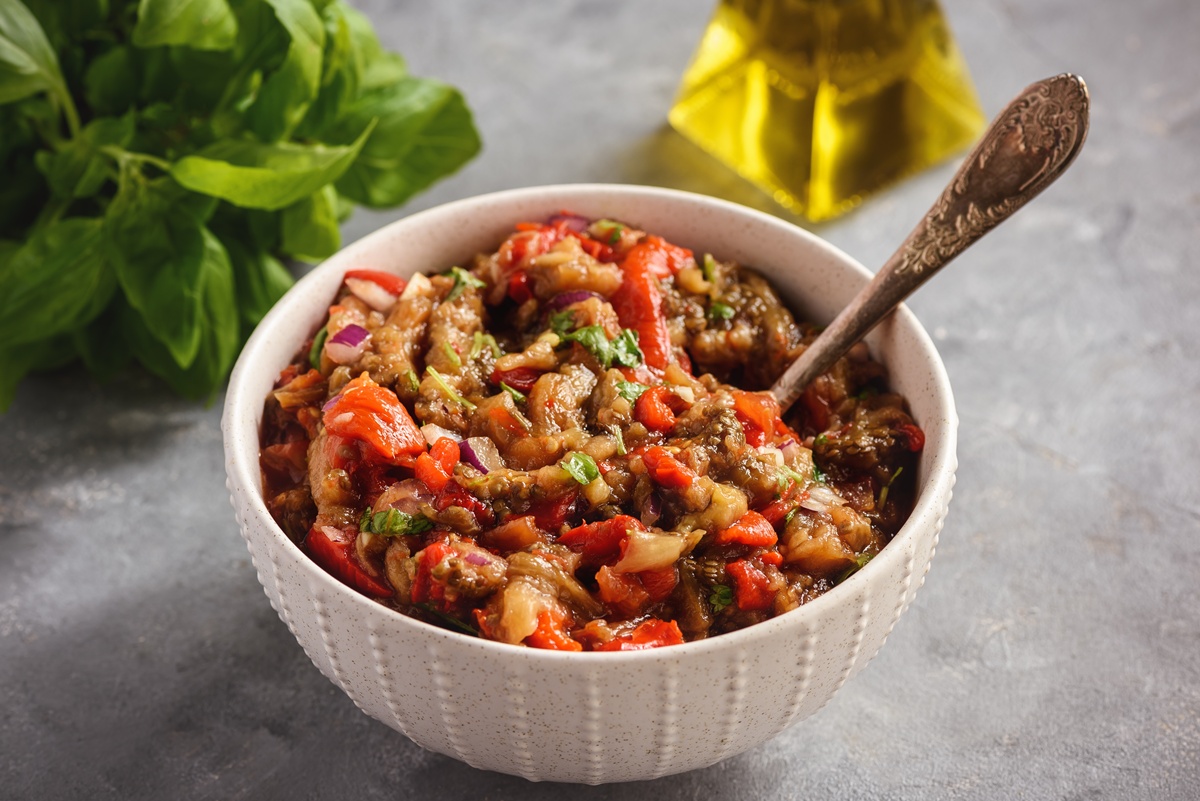 Salată de vinete cu ardei copți și ceapă roșie