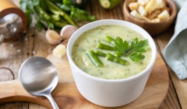 Supă cremă de dovlecei cu păstăi de fasole verde