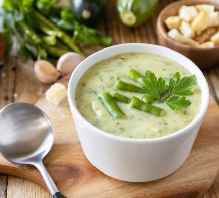 Supă cremă de dovlecei cu păstăi de fasole verde