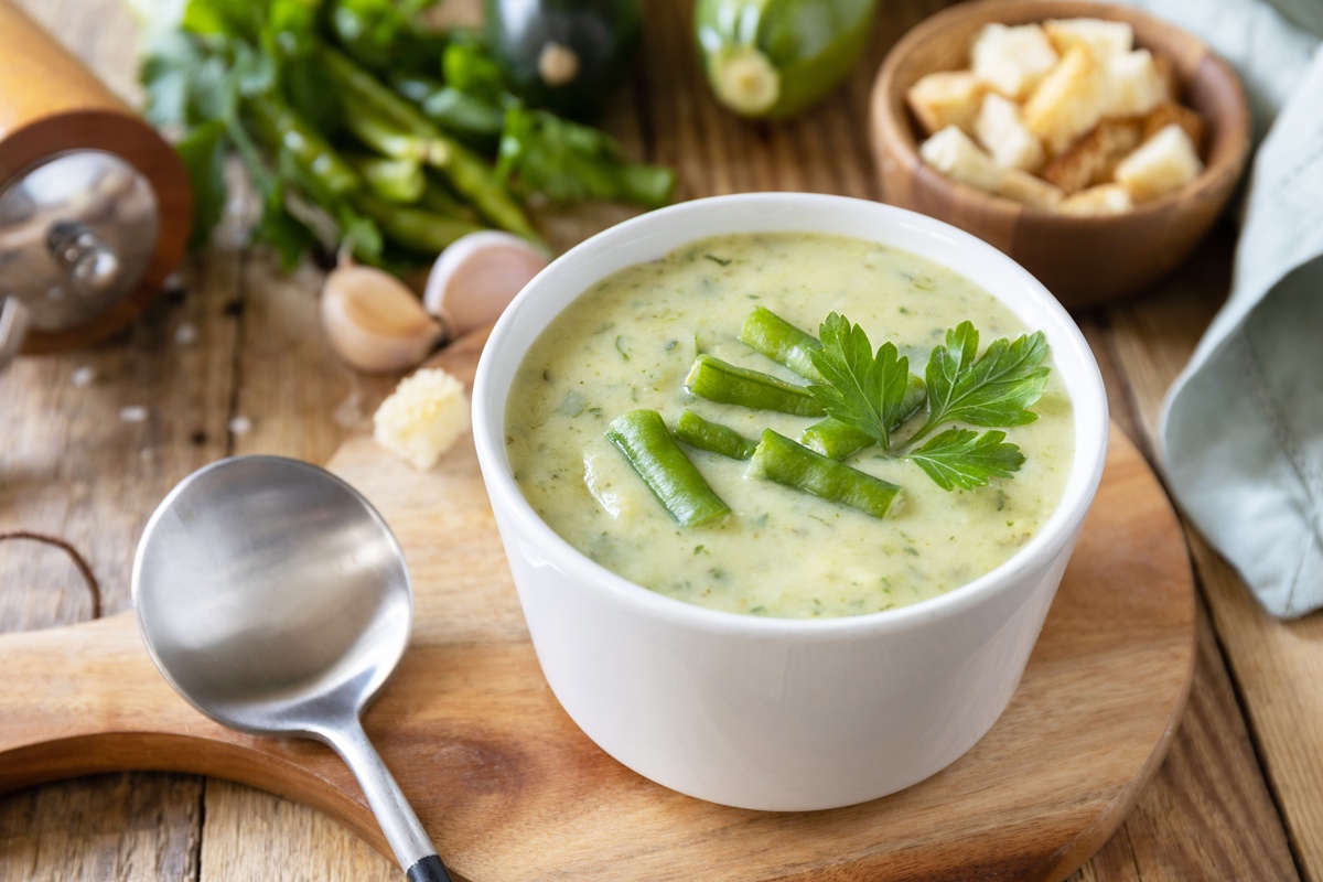 Supă cremă de dovlecei cu păstăi de fasole verde