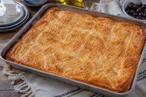 Tiropita – plăcintă grecească cu brânză și foi fine în tavă