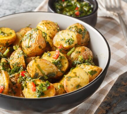 Cartofi noi cu sos chimichurri