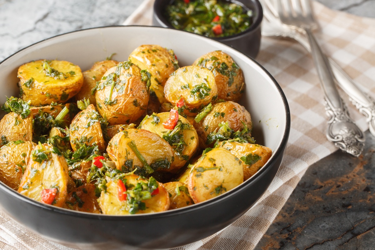Cartofi noi cu sos chimichurri